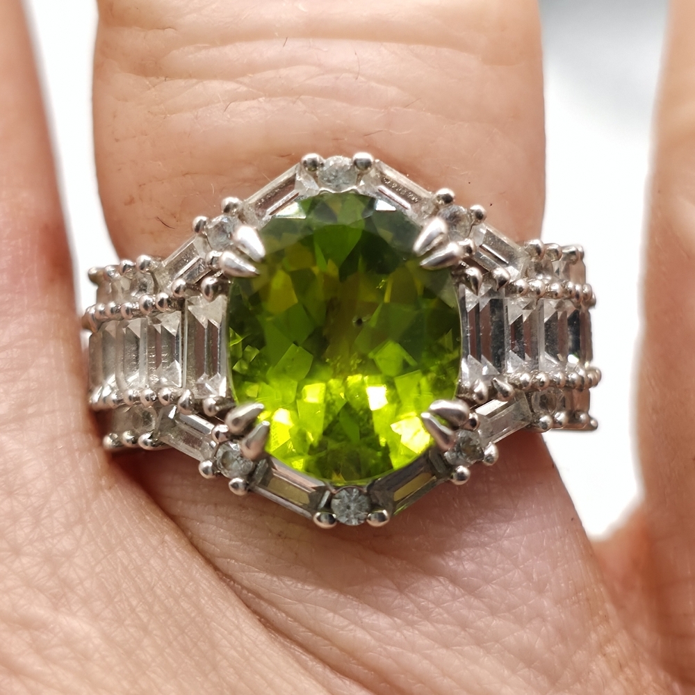 Fabulous Peridot And White Sapphire Ring - Picture 9 of 12